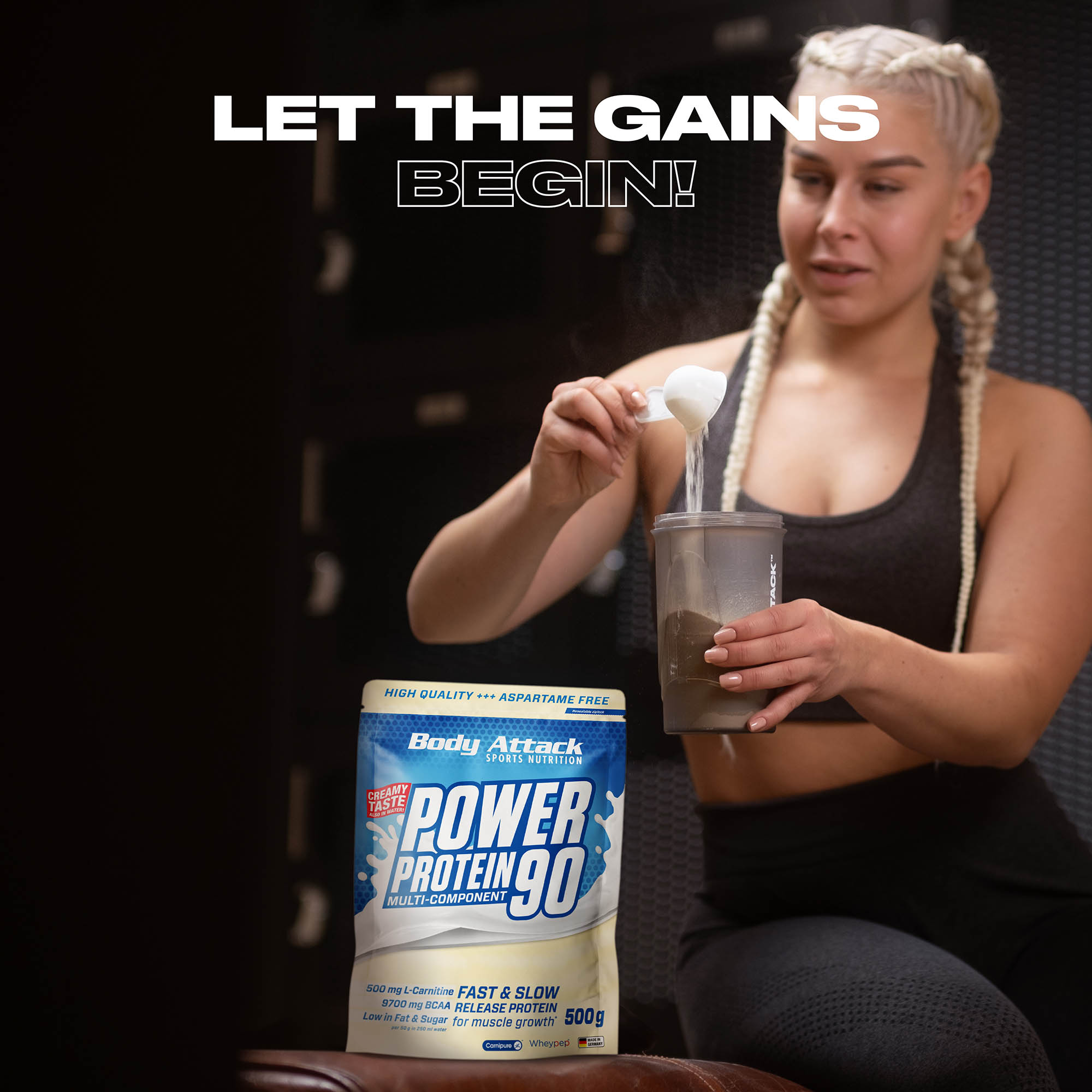 Eine Sportlerin bereitet sich einen Power Protein 90 Shake zu