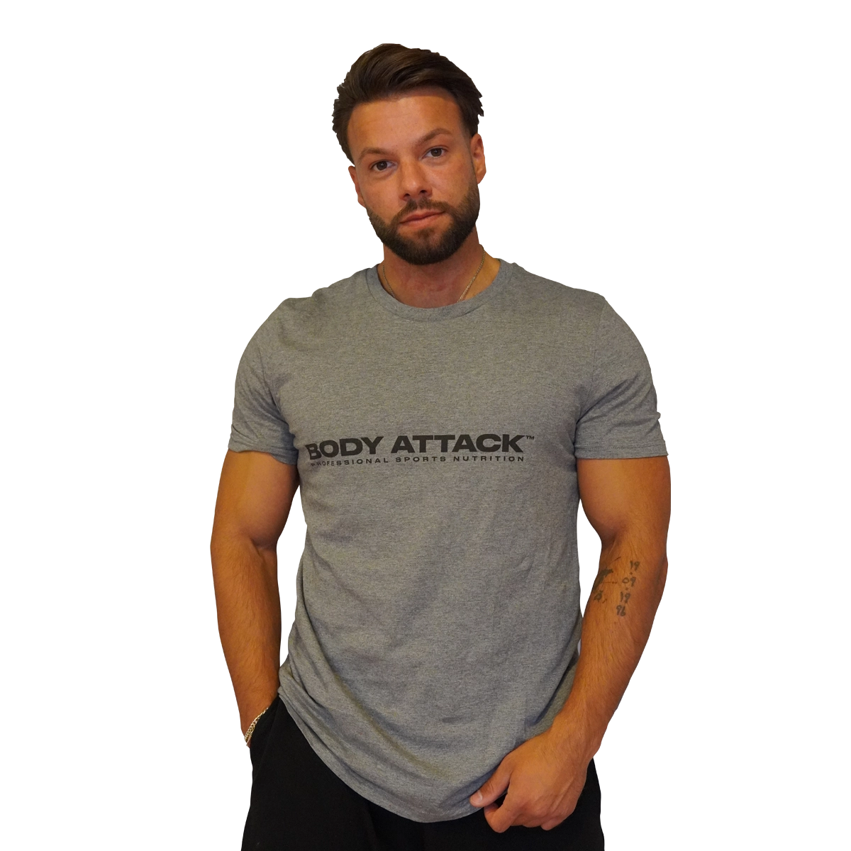 Ein Mann trägt ein graues Body Attack Tshirt