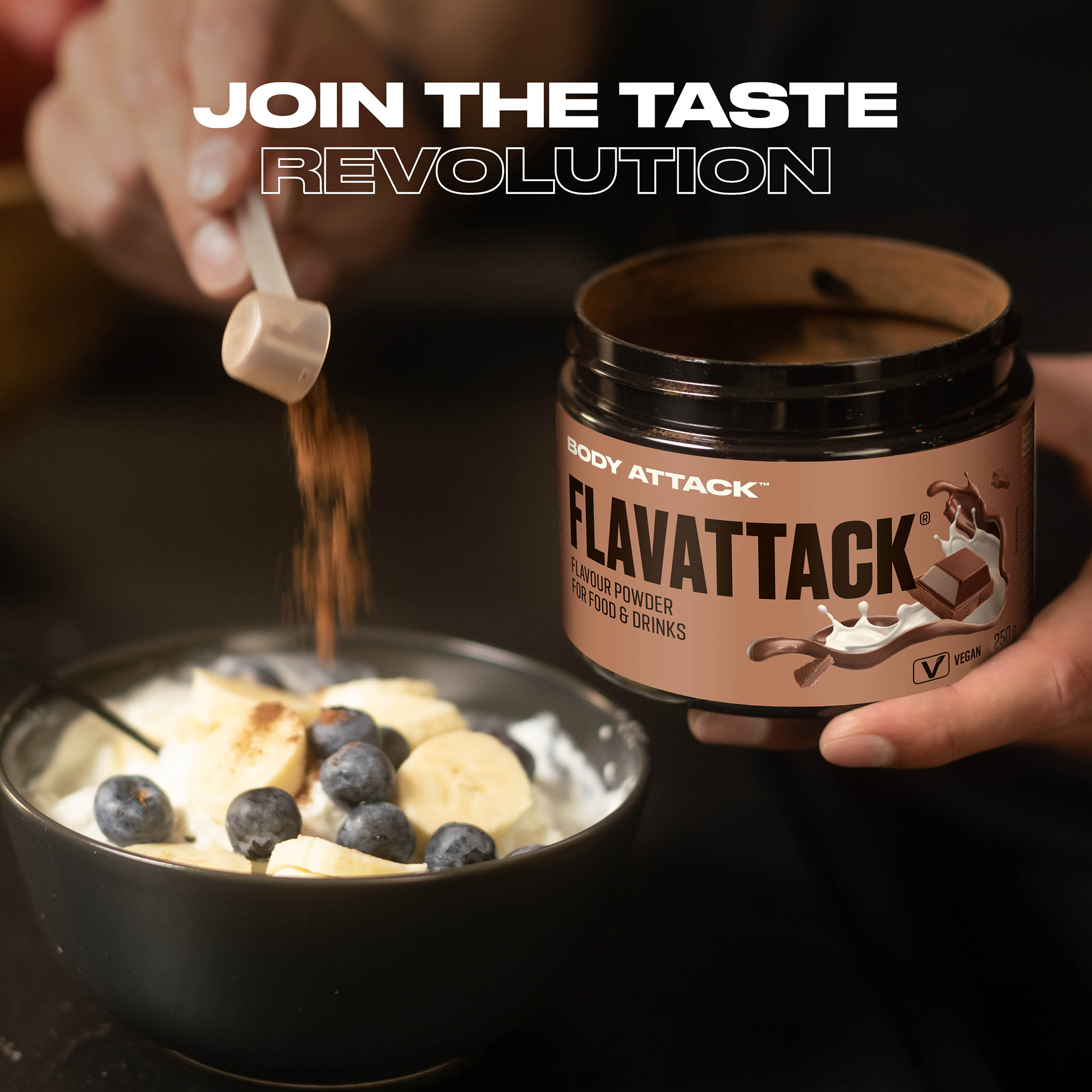 Ein Scoop Flav Attack wird in ein Joghurt gegeben 