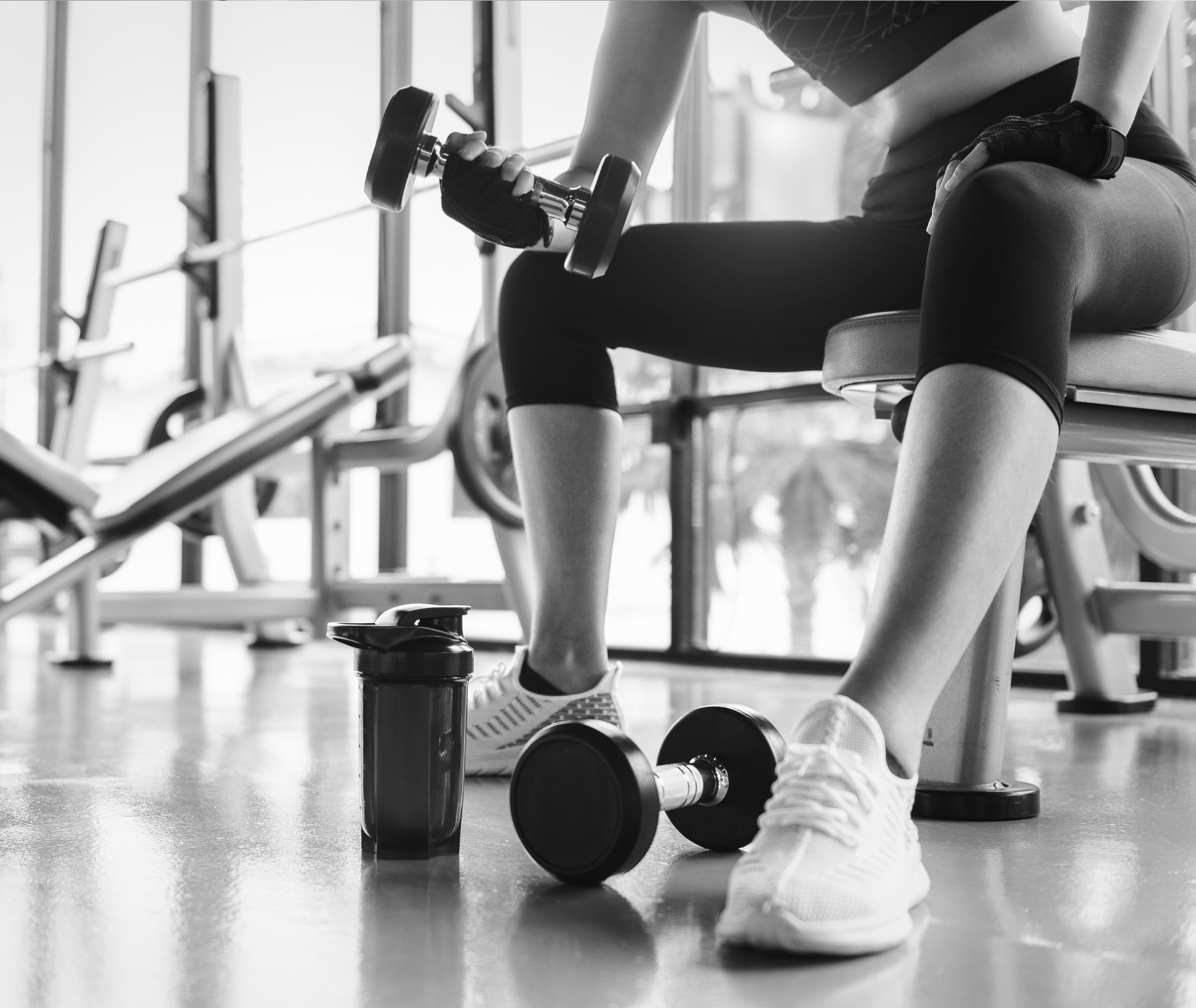 Krafttraining für Anfänger: 10 Tipps für Muskelaufbau & Training Frau sitzend mit Hantel trainierend