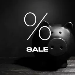 Ein schwarzes Sparschwein im Vordergrund